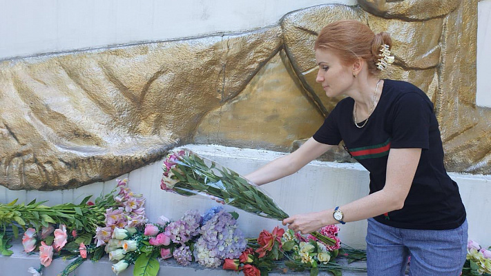 В Сочи ко всем памятникам и мемориалам Великой Отечественной войны возложены цветы