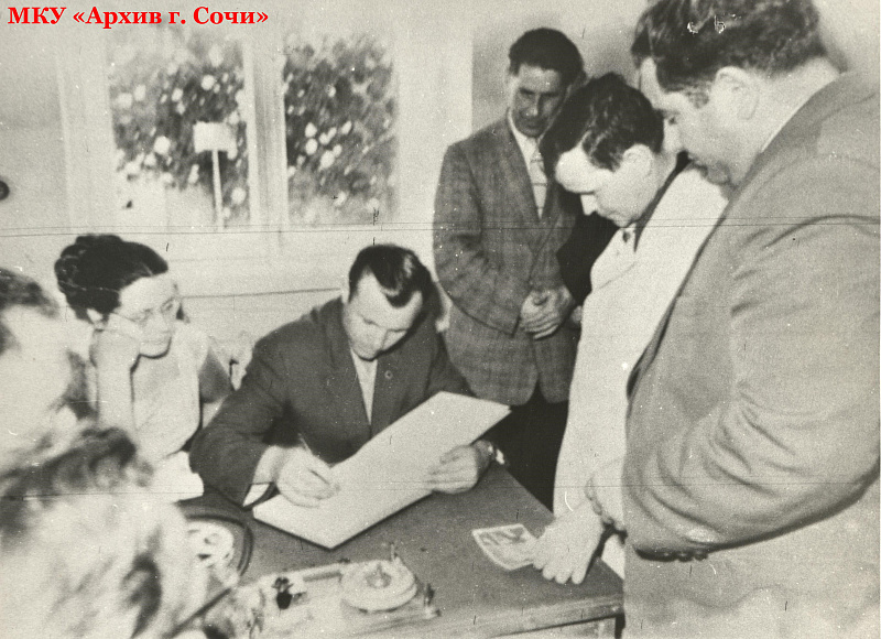 Ю.А. Гагарин делает запись в книге почетных посетителей Сочинской студии телевидения. Сочи, май, 1961 г. МКУ «Архив г. Сочи». ФДК. Оп. 1. Ед. Хр. 3907.