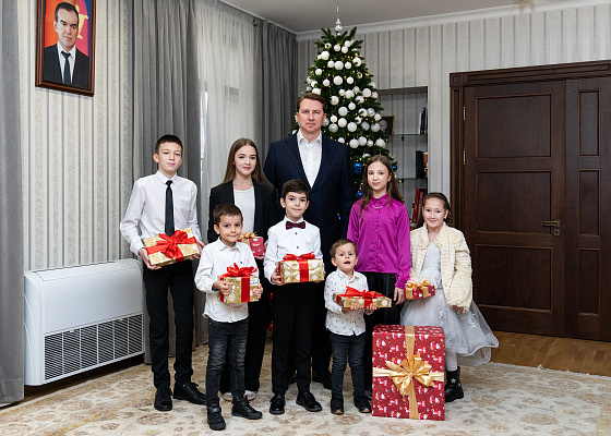Глава Сочи Алексей Копайгородский вручил подарки юным участникам акции «Елка желаний»