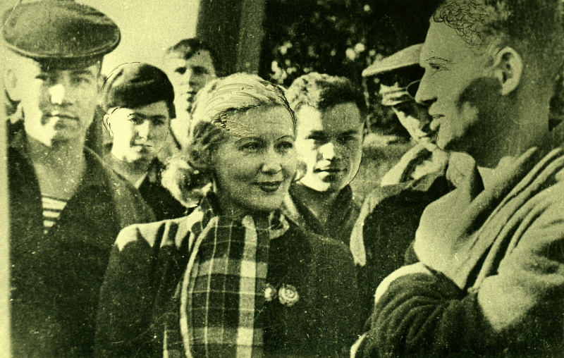 Любовь Орлова среди раненых моряков. Сочи, 1944 г. СГА. ФДК. Оп. 1. Ед. хр. № 3587