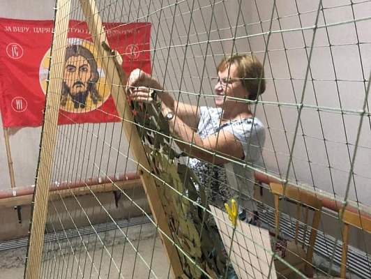 Сочинские добровольцы изготовили для бойцов СВО 1500 маскировочных сетей