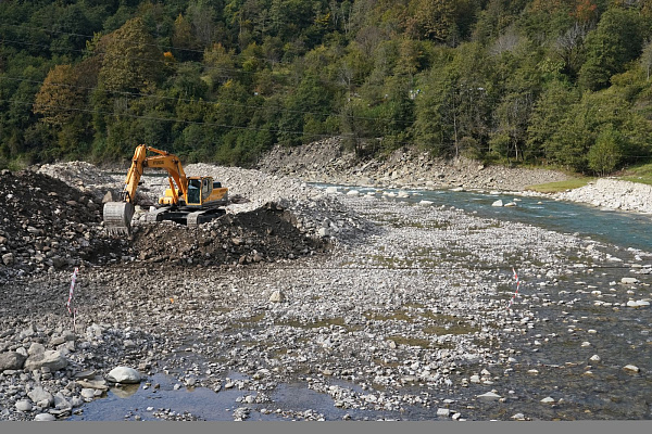 В Сочи началась расчистка русла реки Псезуапсе 