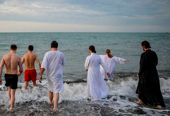 В Сочи определены 12 мест для крещенских купаний