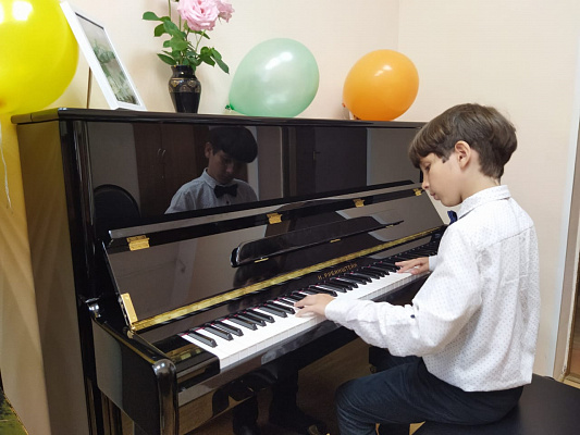 Музыкальные школы города Сочи получили в подарок новые музыкальные инструменты