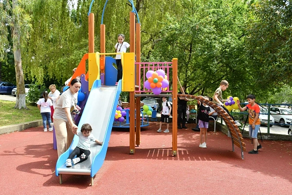 В Сочи в День защиты детей открылись 20 новых игровых площадок
