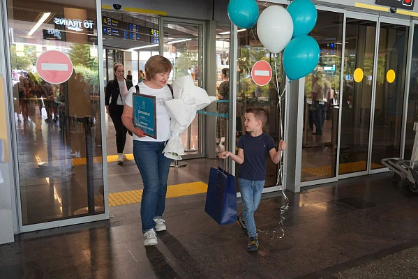 В Международном аэропорту Сочи торжественно встретили трехмиллионного туриста