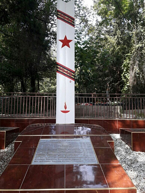 Братское кладбище 13 советских воинов, погибших в боях с фашистскими захватчиками, 1942-1943 годы