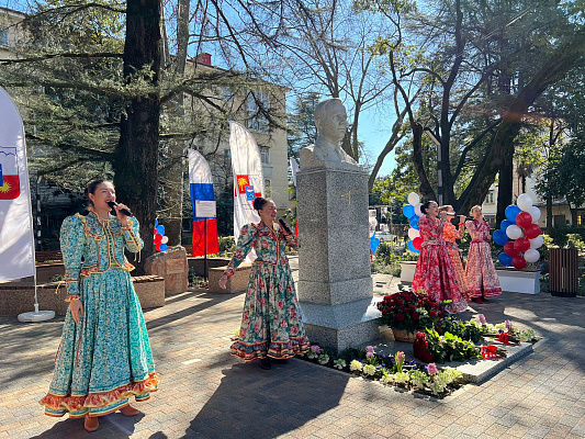 В Сочи к празднованию Международного женского дня открыли обновленный сквер имени Юрия Гагарина