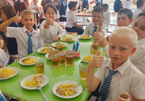 Более трети продуктов для школьного питания в Сочи поставляется участниками флагманского проекта «Выбирай сочинское»