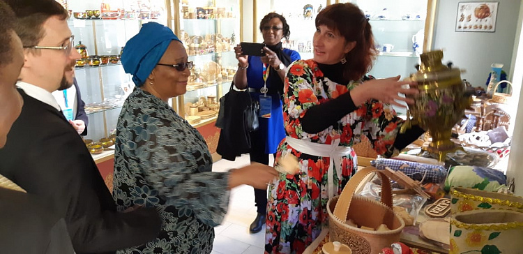 Супруги африканских лидеров увезут из Сочи мёд, пуховые платки и серебро