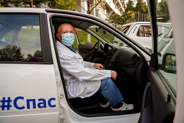 Депутаты-единороссы Городского Собрания Сочи передали поликлиникам города новые автомобили для выезда к пациентам на дом