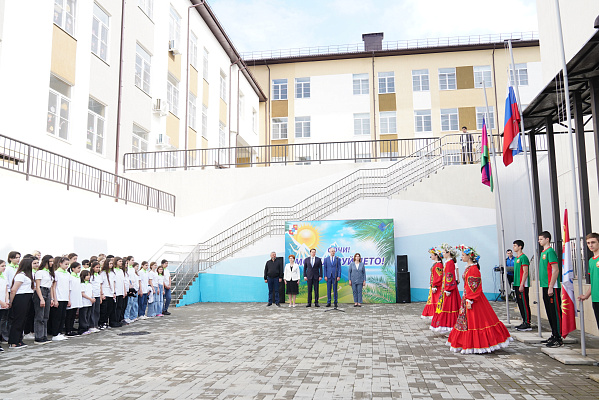 В Сочи 1 июня в новой школе в микрорайоне Мамайка впервые открылся детский летний лагерь
