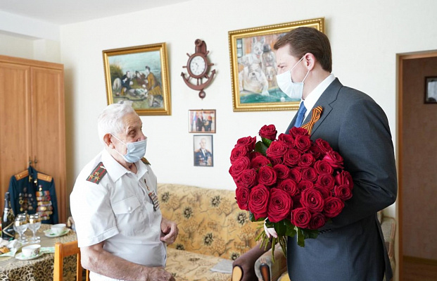 В канун Дня Победы мэр Сочи Алексей Копайгородский поздравил ветеранов Великой Отечественной войны
