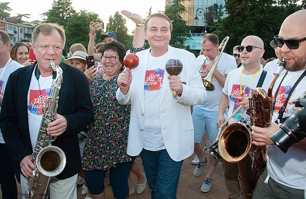 Шумным парадом и концертом для горожан в Сочи открылся джазовый фестиваль