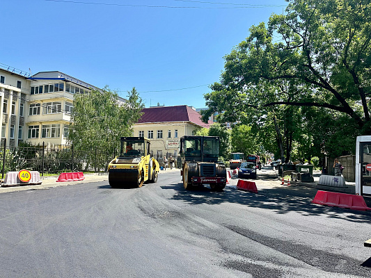 В Сочи после ремонта на улице Роз начинаются работы по нанесению разметки