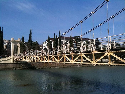 В Центральном районе Сочи ремонтируют подвесной пешеходный мост