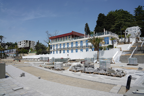 Продолжается активная реконструкция набережной пляжа Ривьера в центре Сочи