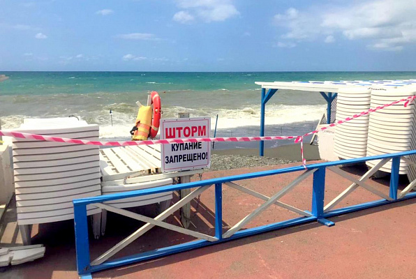 В Сочи усилили контроль за незакрепленными пляжными территориями на период действия штормового предупреждения 