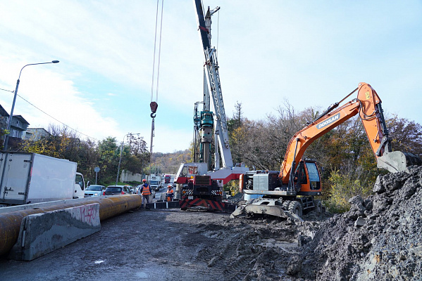 В Сочи начались строительно-монтажные работы на поврежденных оползнем участках федеральной дороги А-147