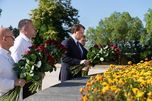 Глава Сочи Алексей Копайгородский возложил цветы к мемориалу «Подвиг во имя жизни» в 82 годовщину прибытия в город первого эшелона с ранеными
