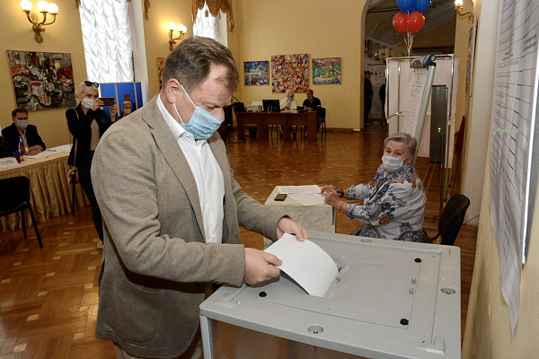 Народный артист РФ Игорь Бутман проголосовал на выборах в Государственную Думу на избирательном участке в Сочи 