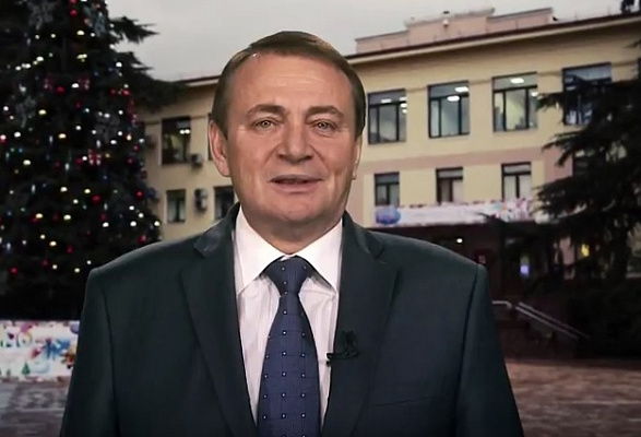 Новогоднее поздравление главы Сочи Анатолия Пахомова