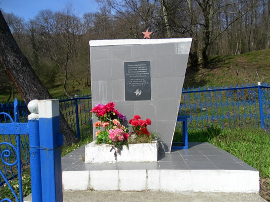 Братская могила 4 летчиков 6-го авиаполка, погибших в бою с фашистскими захватчиками, 12 апреля 1942 г.