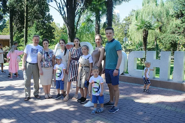 По приглашению президента России Владимира Путина в Сочи на отдых приехала многодетная семья из Ямала