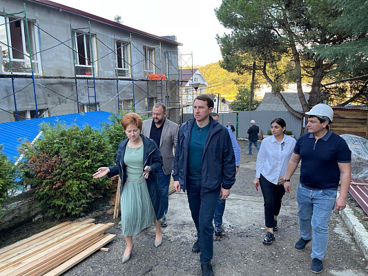 Глава Сочи Алексей Копайгородский проверил ход капитального ремонта детского сада в Дагомысе