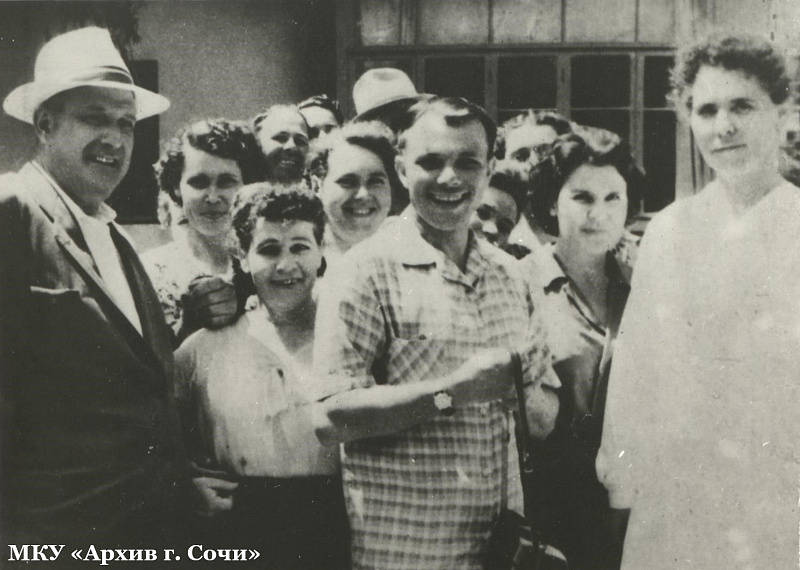 Ю.А. Гагарин с сотрудниками санатория «Сочи». Сочи, 16 мая 1961 г. МКУ «Архив г. Сочи». ФДК. Оп. 1. Ед. Хр. 3744.