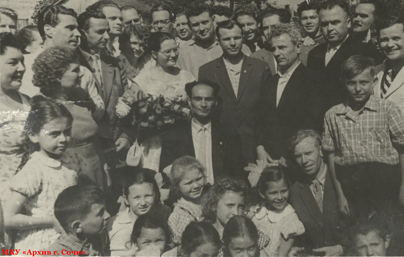 Летчик-космонавт Ю.А. Гагарин с женой среди сочинцев. Сочи, 1961 г. МКУ «Архив г. Сочи». ФДК. Оп. 1. Ед. Хр. 777.
