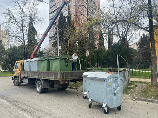 В Сочи устанавливают новые контейнеры для сбора твердых коммунальных отходов