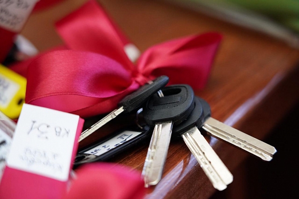 В мэрии Сочи вручили ключи от квартир детям-сиротам