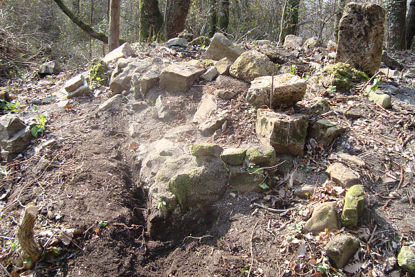 Неподалеку от поселка Дагомыс обнаружены остатки старого храма