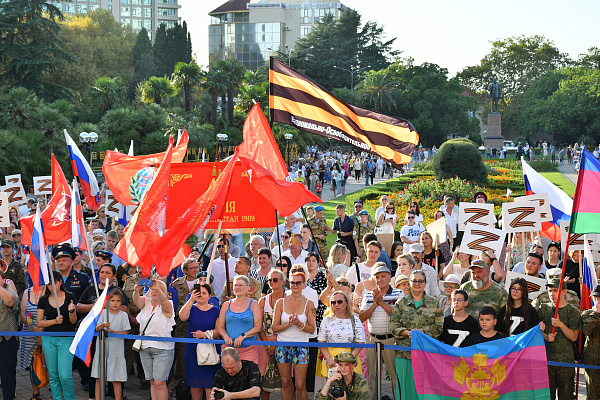 В Сочи свыше пяти тысяч человек приняли участие в митинге в поддержку политики Президента РФ Владимира Путина по защите национальных интересов