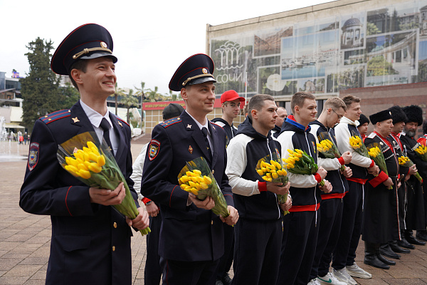 Сотрудники силовых структур Сочи поздравили женщин с 8 Марта