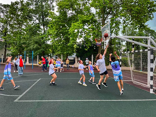 В Сочи в День защиты детей стартовал муниципальный этап Всекубанского турнира по уличному баскетболу среди детских дворовых команд на Кубок губернатора