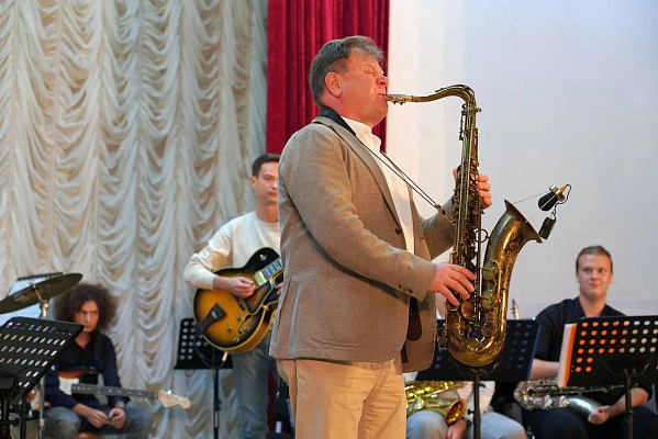 Всемирно известный джазмен Игорь Бутман провел мастер-класс для студентов Сочинского колледжа искусств 