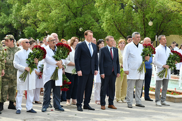Глава Сочи Алексей Копайгородский возложил цветы к мемориалу «Подвиг во имя жизни» в годовщину прибытия в город первого эшелона с ранеными 