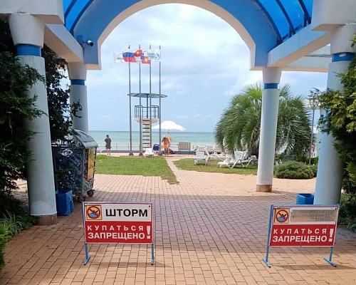 Пляжи в Сочи закрыты для купания из-за действия штормового предупреждения