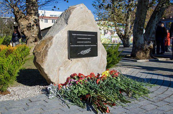 В хостинском парке 50-летия Победы открыли мемориал в память о сочинцах, погибших в Чечне