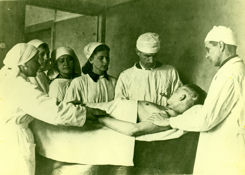 Хирург эвакогоспиталя № 2130 Ф.И. Ашмарин осматривает раненого. Сочи, 1942 г. СГА. ФДК. Оп. 1. Ед. хр. № 3576