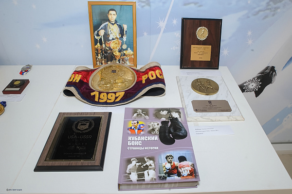 В Музей спортивной славы Сочи передали трофеи именитых боксеров курорта