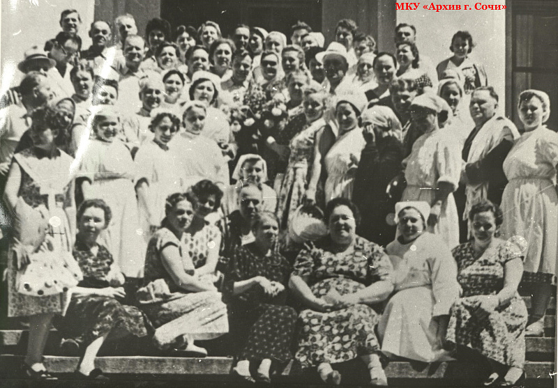 Ю.А. Гагарин в группе сотрудников санатория «Сочи». Сочи, май, 1961 г. МКУ «Архив г. Сочи». ФДК. Оп. 1. Ед. Хр. 3912.