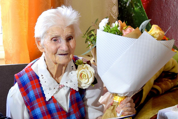 Глава Сочи поздравил с наступающим Международным женским днем старейшую жительницу города