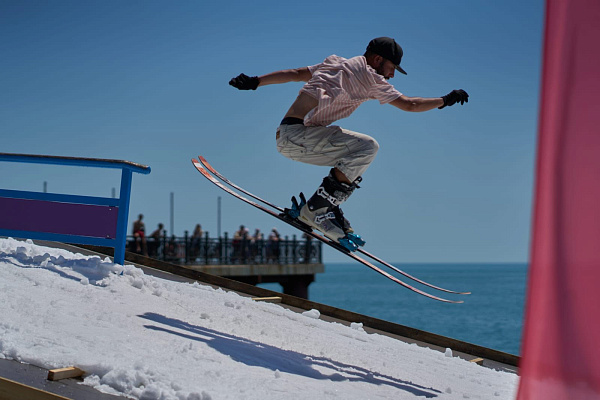 В Сочи на пляже «Роза хутор» прошли лыжные соревнования на настоящем снегу