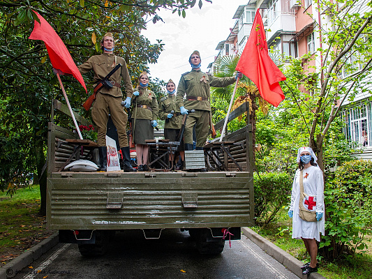 "Фронтовые агитбригады" поздравили сочинских ветеранов с Днём Победы 