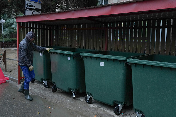 В Сочи началась расстановка новых контейнеров для твердых коммунальных отходов