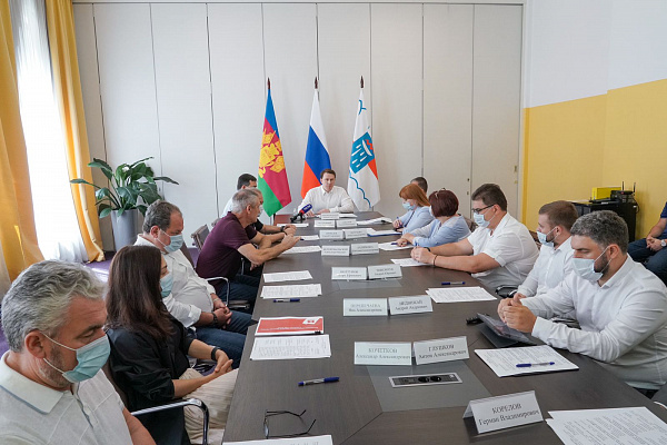 Мэр Сочи Алексей Копайгородский провел оперативный штаб по подготовке к зимнему курортному сезону 2021-2022 годов