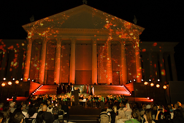 Большой концерт у Зимнего театра стал подарком зрителям на День города 
